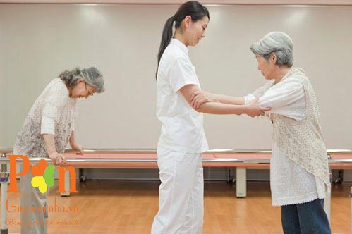 Dịch vụ chăm sóc người già quận Tân Phú giá rẻ